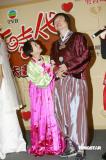 组图：欧阳震华新剧玩夫妻游戏黄浩然光头亮相
