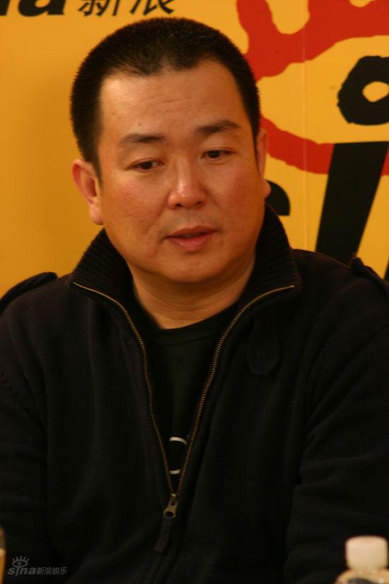 图文:《雪狼》主创做客--导演刘江表情严肃