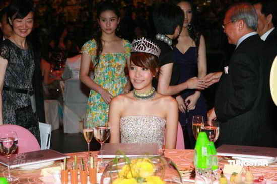 图文:<em>2008港姐</em>决赛--07<em>港姐</em>季军周美欣_影音娱