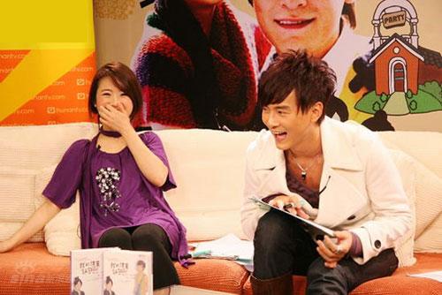 情面包--二人忍俊不禁