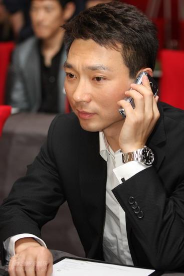 图文:《新周刊》发榜-央视主持人康辉在接电话