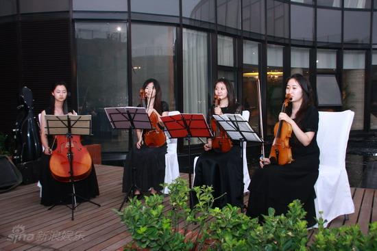 图文:嘉宾联谊晚宴--现场演奏轻音乐_影音娱乐_新浪网