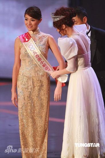 图文:09香港小姐总决赛--陈倩扬为李姿敏整理绶