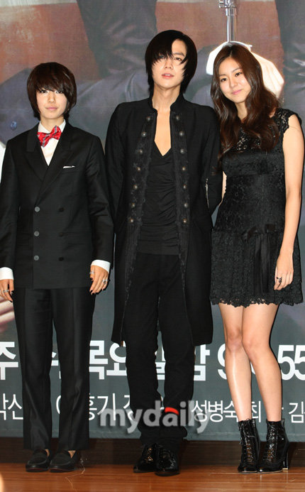 图文:《原来是美男》发布会--三主演合影_影音娱乐_新浪网