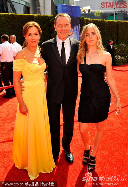 图文:艾美奖红毯-《绝命毒师》布莱恩红毯留影