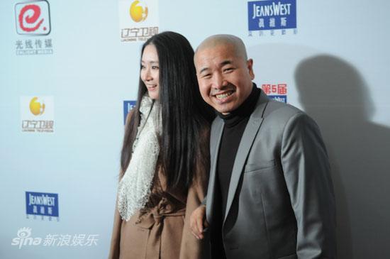 王小利(右)