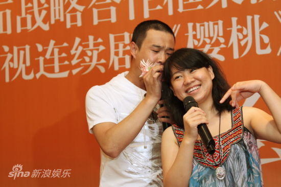 小沈阳给沈春阳戴花
