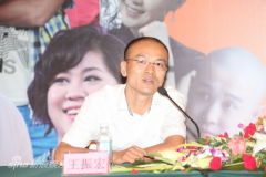 小沈阳为妻子捧场《樱桃》现场大秀恩爱(组图)