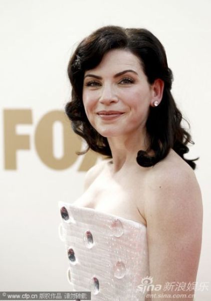 图文:艾美奖红毯-朱莉安娜-玛格丽丝侧身亮相