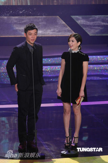 图文:台湾金钟奖现场-Ella与姚元浩颁奖