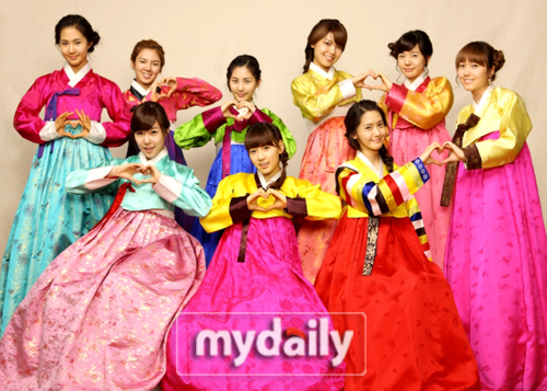 <em>少女时代</em>成员泰妍在高等<em>学校</em>毕业典礼上获得功