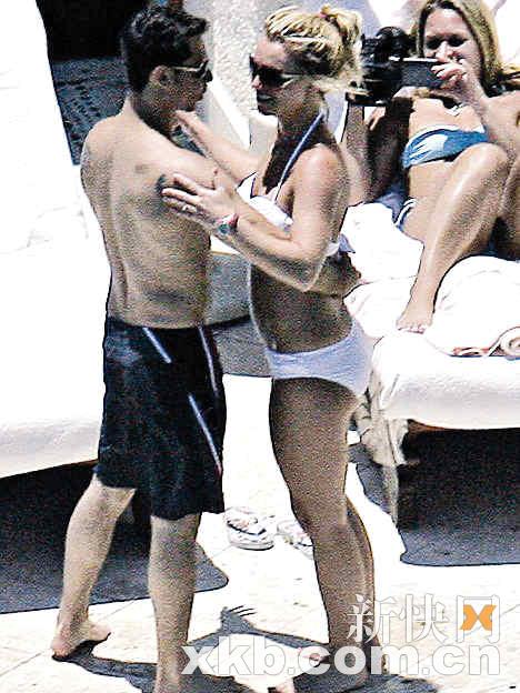Sexy Photos Of Britney In Bikini At the seaside