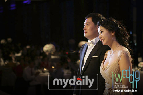 韩国女演员吴胜恩与企业家朴仁奎完婚(组图)