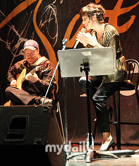 韩国著名爵士乐女歌手罗尹善新专辑Showcase