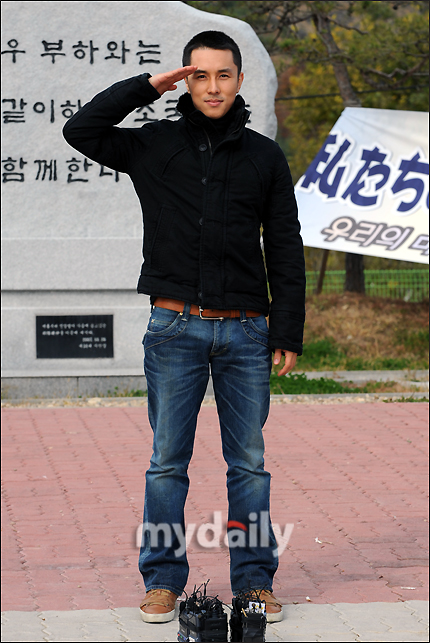 17日组合神话成员金东万入伍