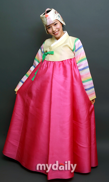 韩国女演员洪雅林在迎接新年到来之际身穿韩国传统服装带来了新年的问候_影音娱乐_新浪网