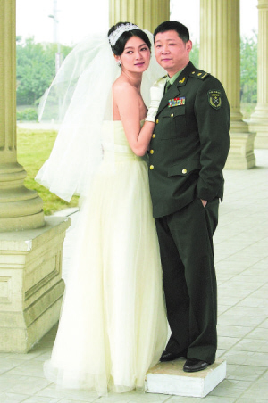 赵亮与模特老婆拍婚纱照时自带板凳垫脚