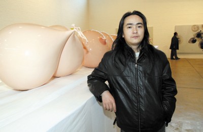 世界最大<em>乳房艺术</em>作品泡女郎两年间无处安身_