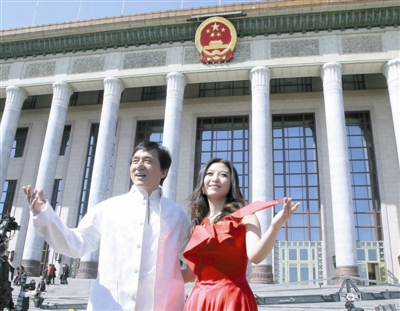 成龙鸟巢个唱儿子当替补 嘉宾不够数才上场(图