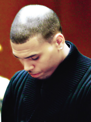 布朗再出庭抗辩无罪 蕾哈娜律师:意料之中(图)