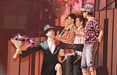在今年4月17日的《我系阿姐——汪明荃》演唱会上,罗家英第19次向汪明荃求婚 在今年4月17日的《我系阿姐——汪明荃》演唱会上,罗家英第19次向汪明荃求婚