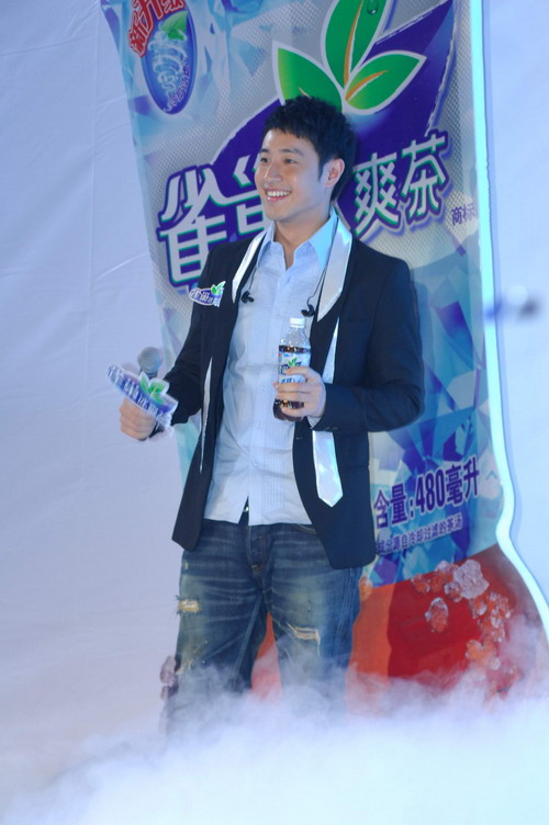 “雀巢冰爽茶”首战告捷 潘玮柏笑迎草根挑战_影音娱乐_新浪网