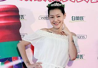 小s素颜任人摸 在家高腰裤与女儿练英文【图】