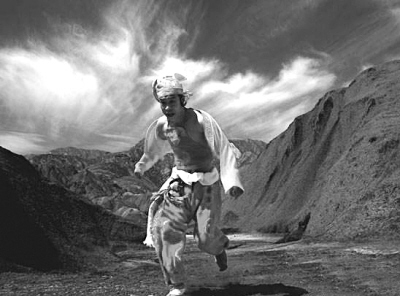 小沈阳《三枪》剧照曝光 穿红肚兜沙漠中奔跑