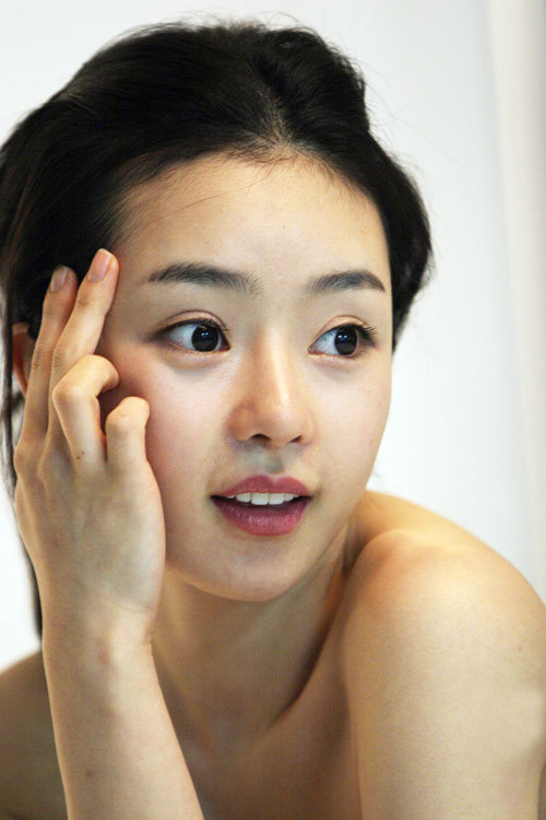 韩国女演员徐雨成为了内衣品牌的广告模特