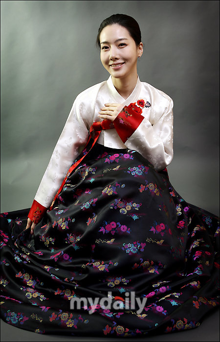 韩国女演员金慧珍日前身穿韩国传统服装