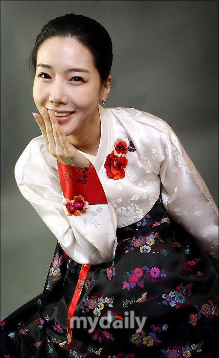 韩国女演员金慧珍日前身穿韩国传统服装