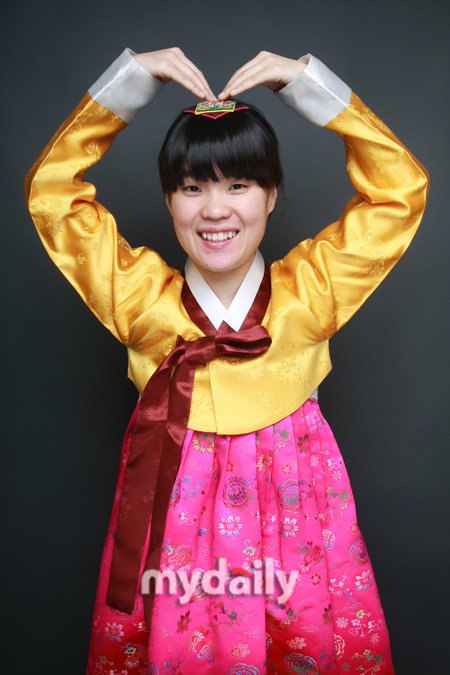 韩国搞笑女艺人朴智善日前身穿韩国传统服装