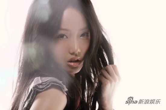 黄龄新歌《特别》细腻温暖 上榜跻身前三成黑