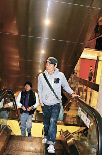 许志安与郑秀文复合心情好约张卫健打台球(图)