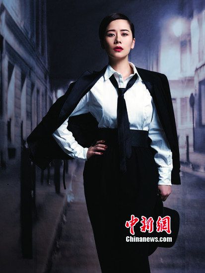 海清拍复古写真白衬衫搭黑西服干练帅气(图)