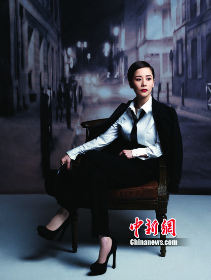 海清拍复古写真白衬衫搭黑西服干练帅气(图)