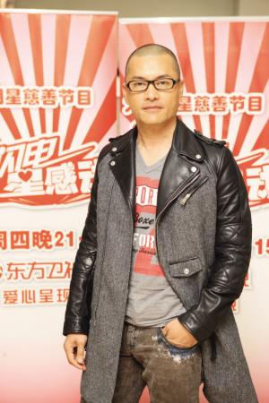 吕良伟申城化身爱心大使