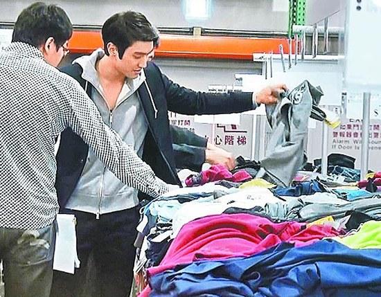 崔始源卖场挑特价衣服俊俏模样引粉丝围观(图)
