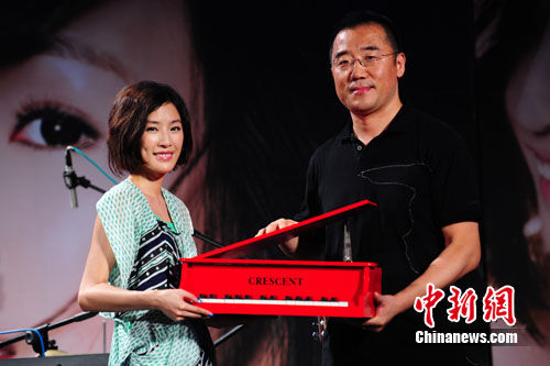 张婧着短发清新亮相发新专辑获赠精美礼物(图)