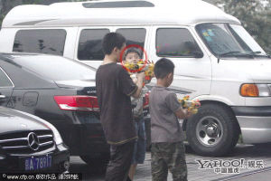 陈坤儿子与伙伴玩水枪
