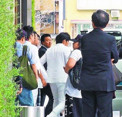 周杰伦新歌MV场景被偷拍 疑头皮<em>出油</em>不断抓<em>头</em>