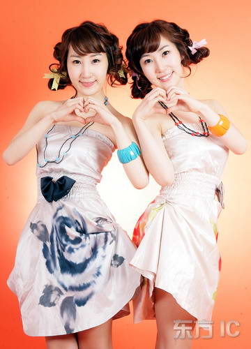 图文:韩国双胞胎组合Wink--爱心手势