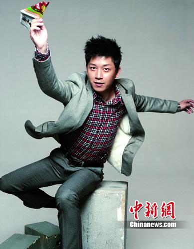 潘粤明拍杂志封面扮霸气型男不忘搞怪(组图)