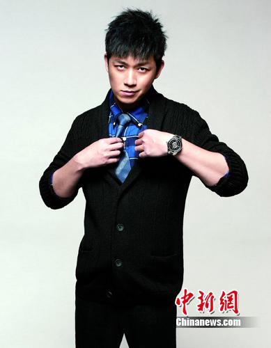潘粤明拍杂志封面扮霸气型男不忘搞怪(组图)