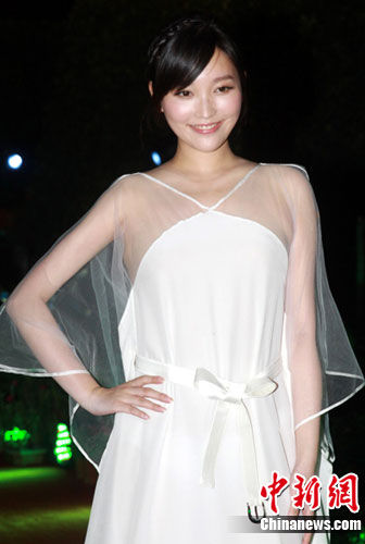 组图：金莎白色薄纱裙甜蜜亮相被赞似女神