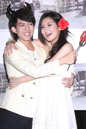 林宥嘉举办个唱庆功 师姐selina投怀送抱【图】