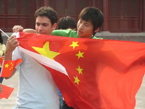 李晶邓安奇为奥运加油“五洲迎五环”太庙拍摄