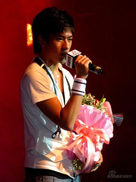 沈建宏福州首开单飞歌友会卖力演出受好评(图)