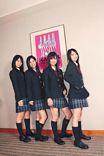 日本美少女乐队SCANDAL穿校服上台(附图)