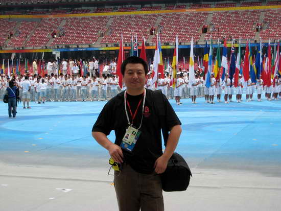 丁纪孟可周文军在北京奥运会闭幕式上,向志愿者献花的环节因其独特的